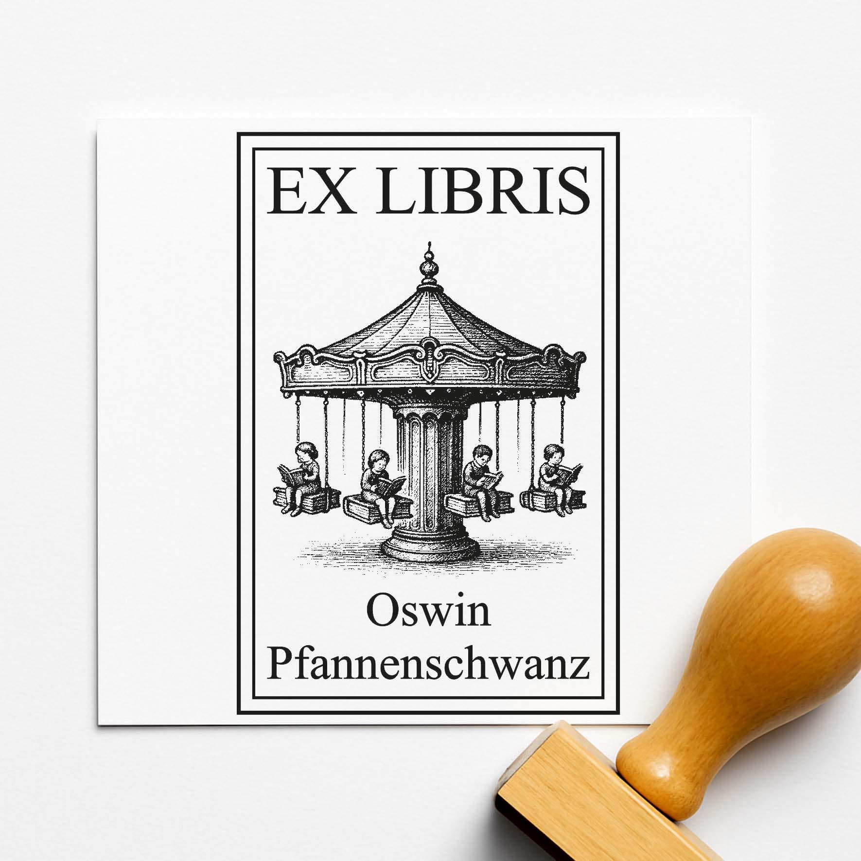 Ex Libris Stempel personalisiert mit Namen Motiv Altes Buch Karussell - Bücherstempel individuell - 40 x 60 mm
