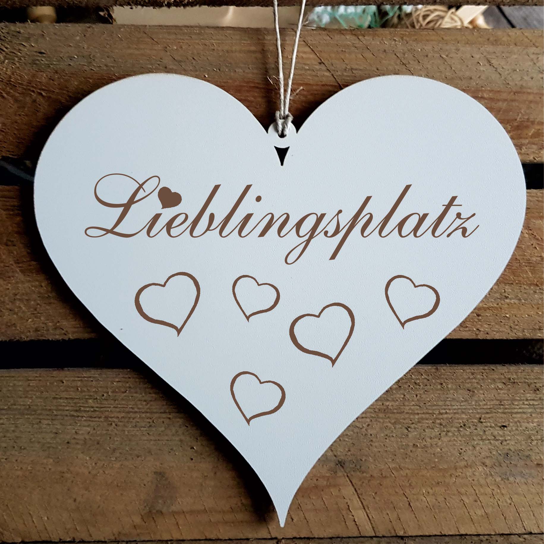 Shabby Herz Schild « LIEBLINGSPLATZ » mit Motiv Herzen
