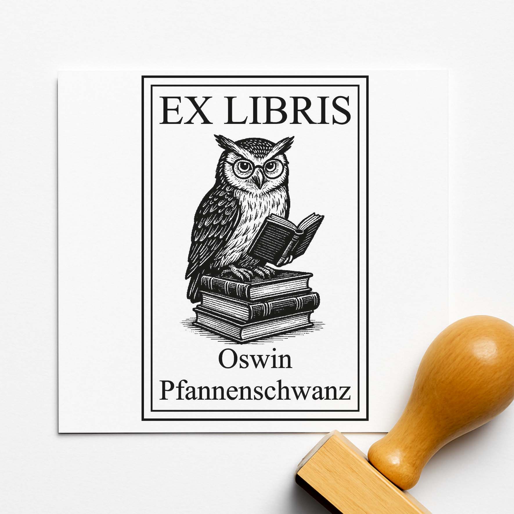 Ex Libris Stempel personalisiert mit Namen Motiv Eule mit Brille auf Bücherstapel - Bücherstempel individuell - 40 x 60 mm