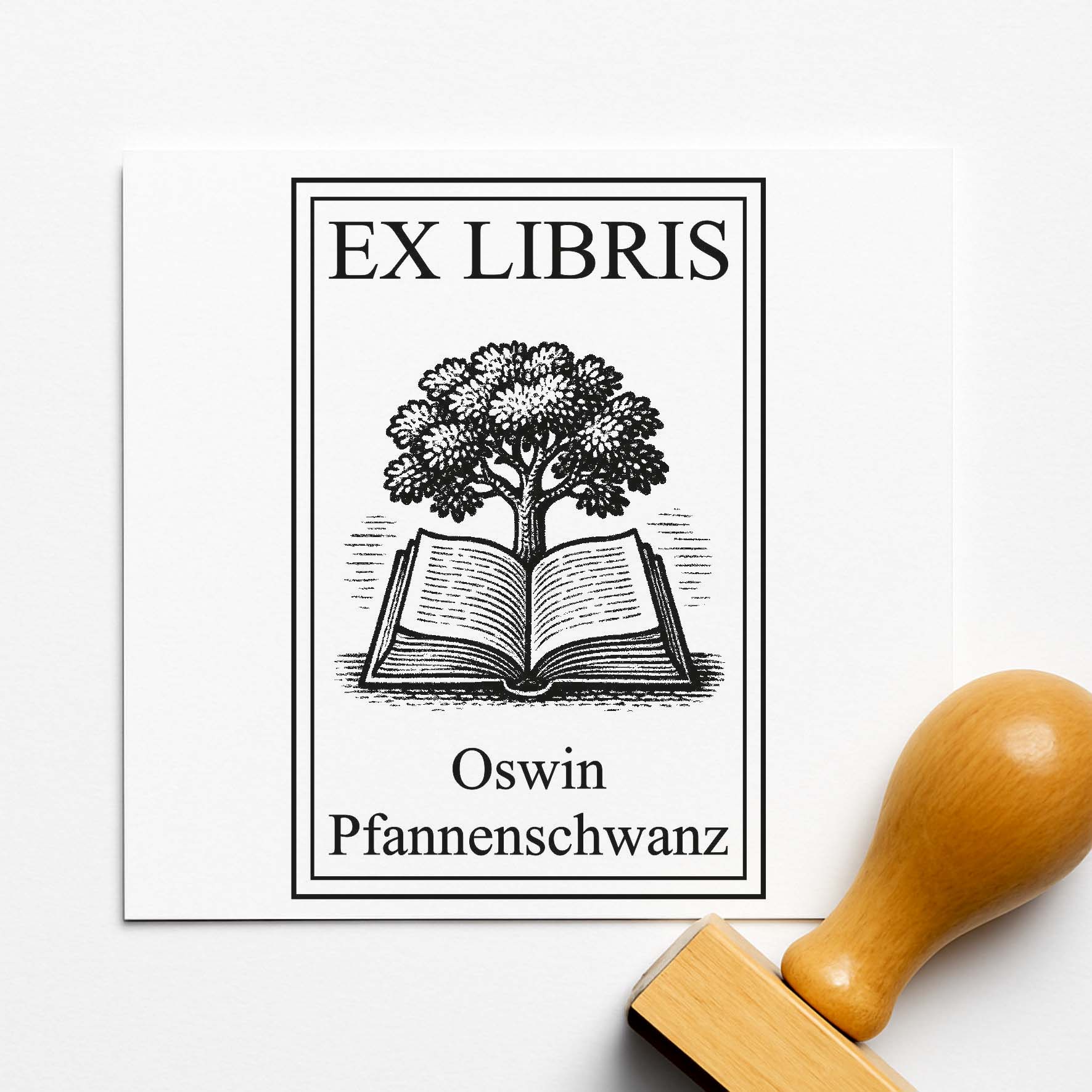 Ex Libris Stempel personalisiert mit Namen Motiv Baum und Buch - Bücherstempel individuell - 40 x 60 mm