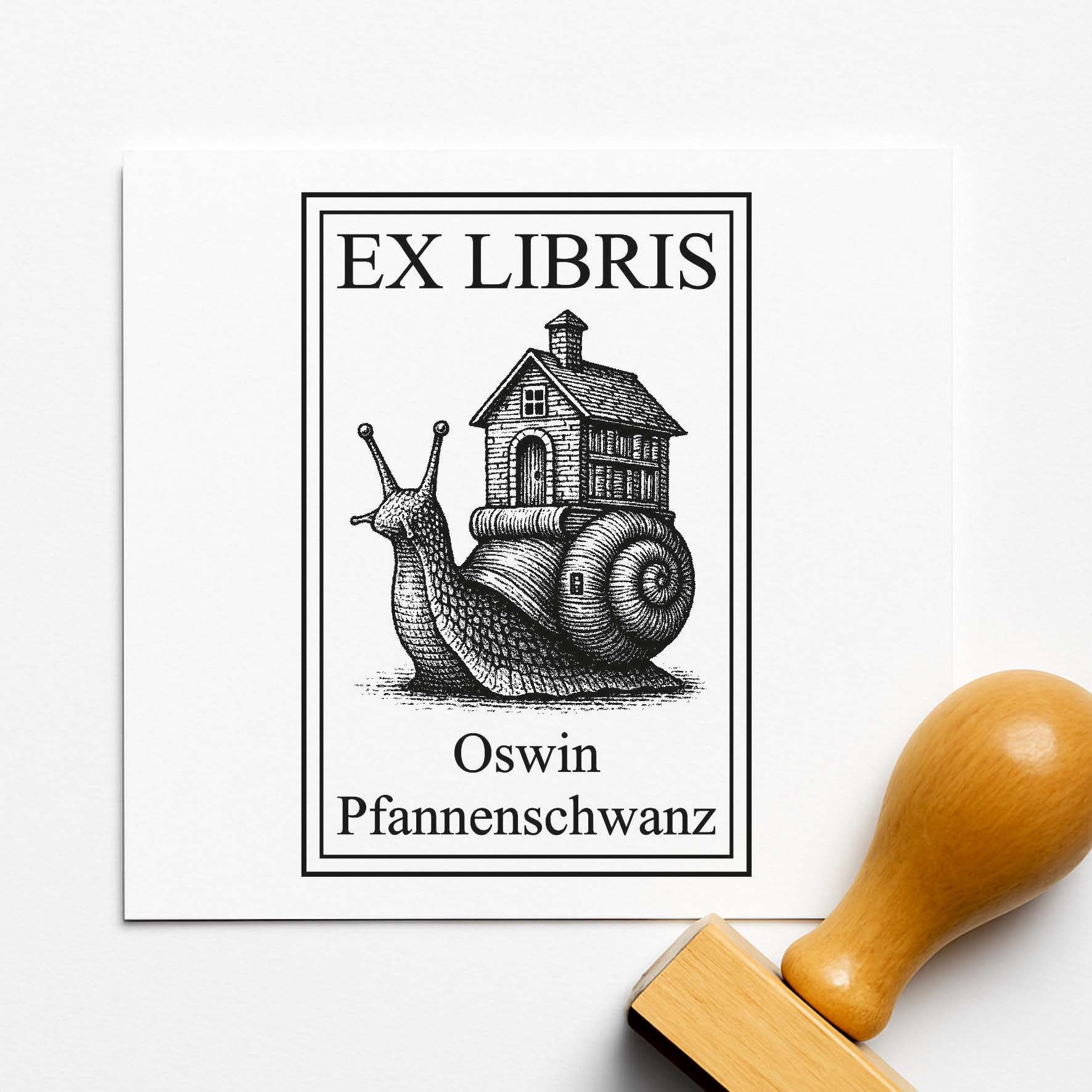 Ex Libris Stempel personalisiert mit Namen Motiv Schnecke mit Haus - Bücherstempel individuell - 40 x 60 mm