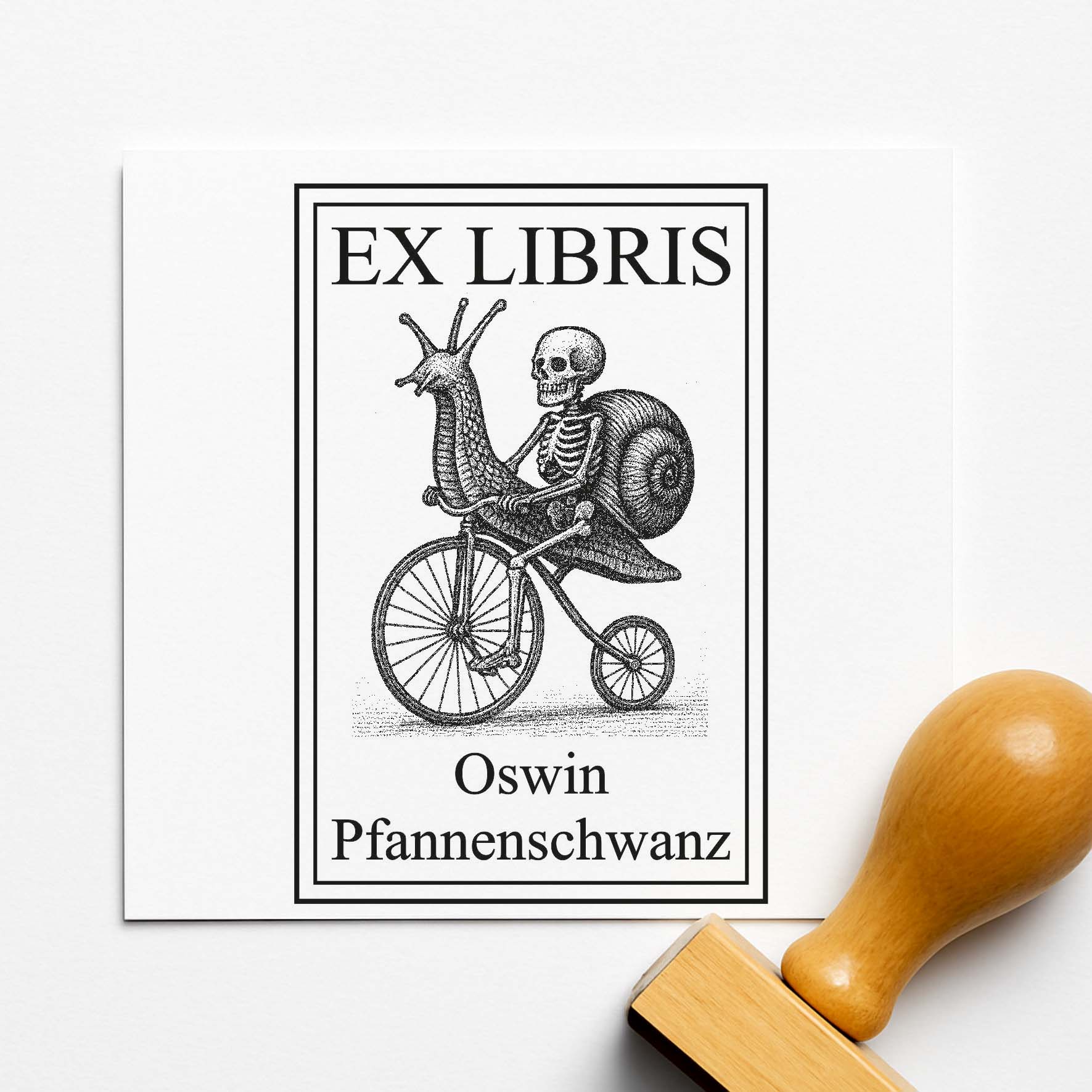 Ex Libris Stempel personalisiert mit Namen Motiv Skelett und Schnecke auf Fahrrad - Bücherstempel individuell - 40 x 60 mm
