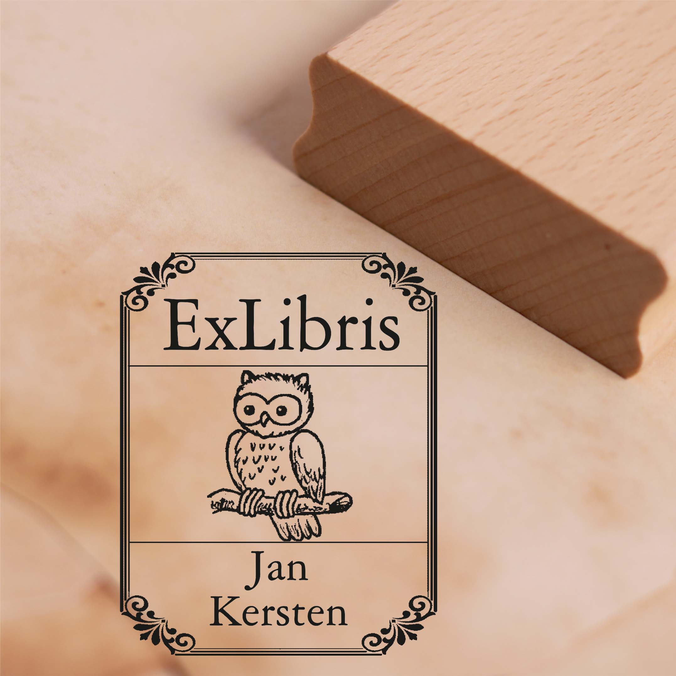 Ex Libris Stempel Niedliche Eule mit Name - Vintage Rahmen - Exlibris Motivstempel 38 x 48 mm