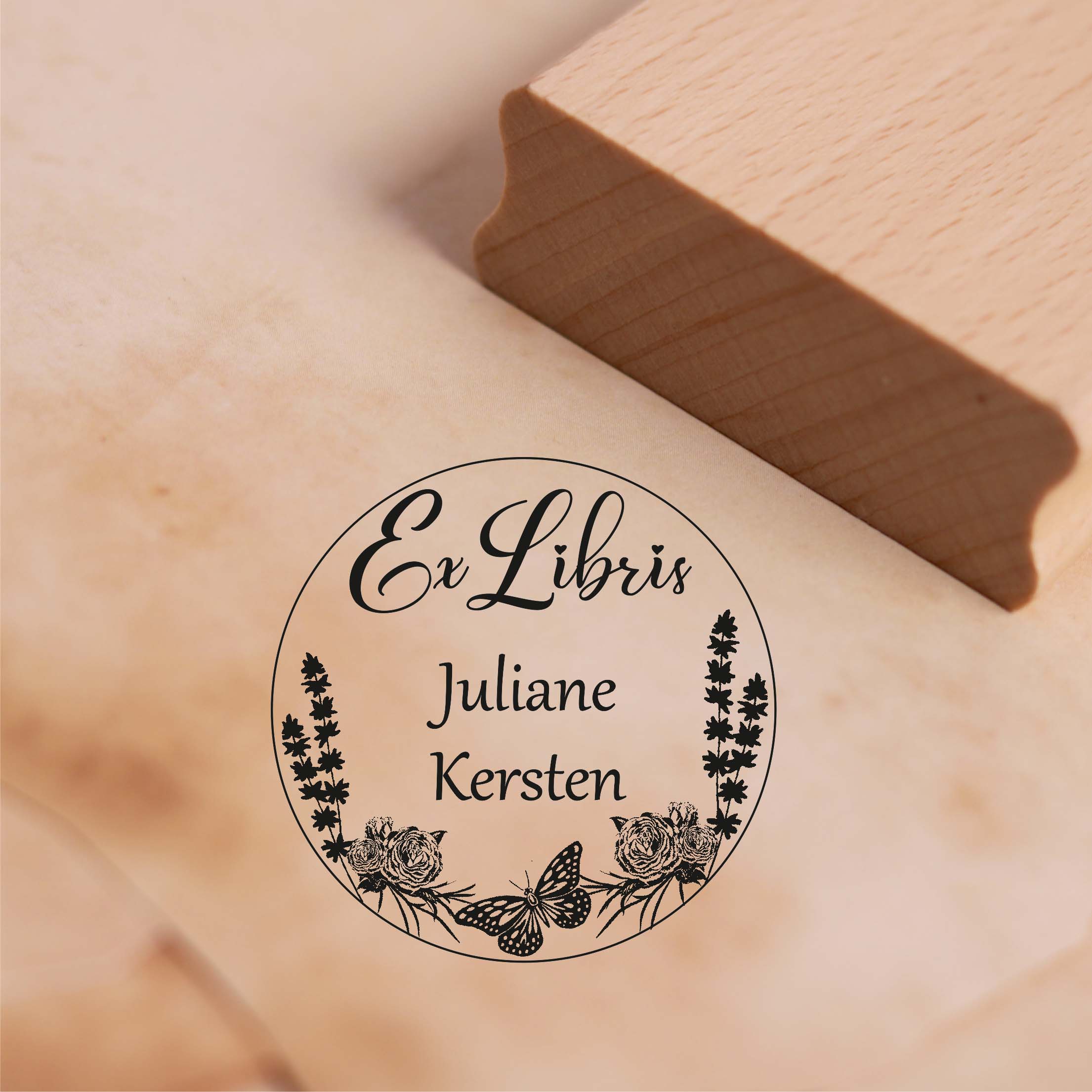 Ex Libris Stempel mit Name - rund Romantik Kranz floral mit Rosen Schmetterling - Exlibris