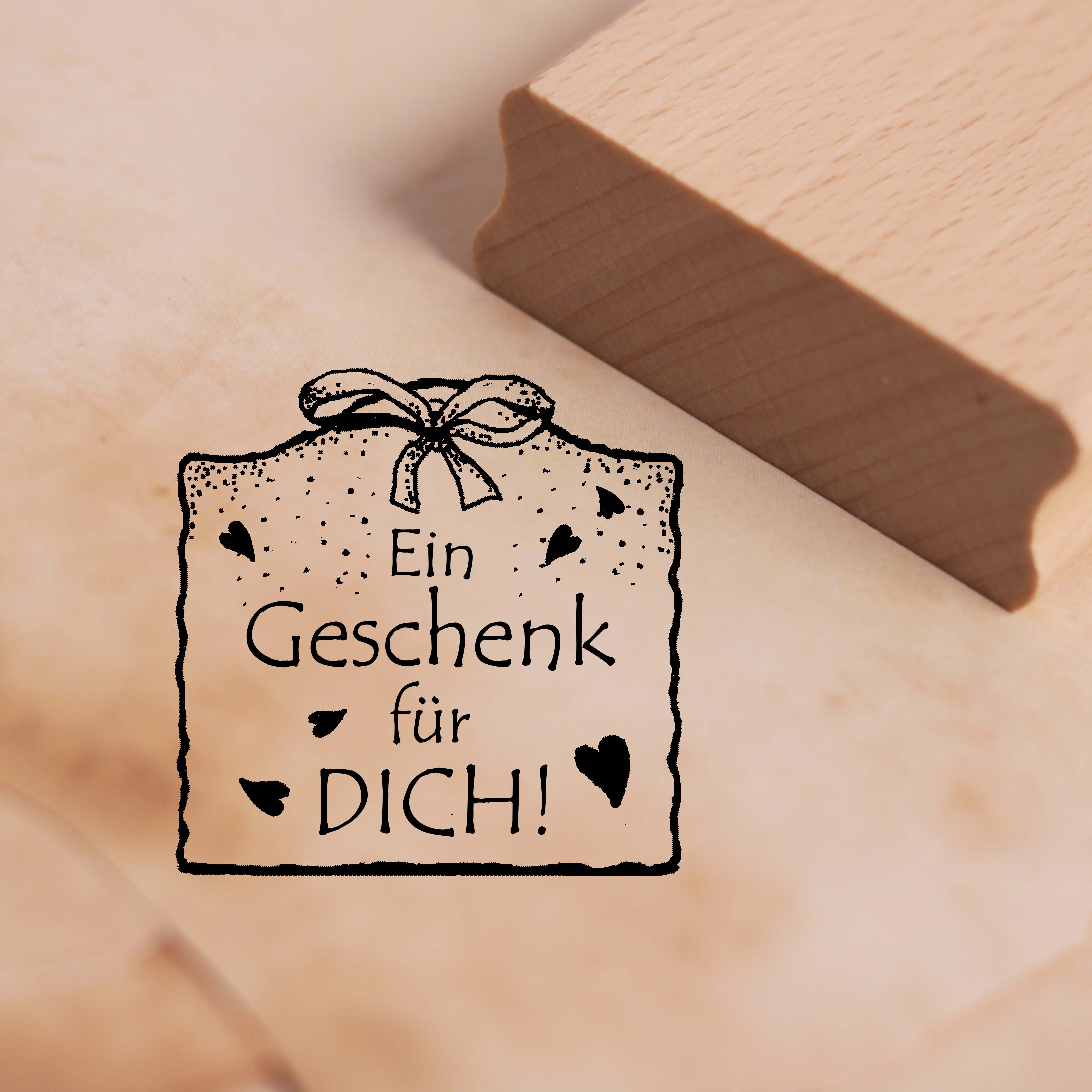 Motivstempel Ein Geschenk für dich - Anhänger mit Herzen Schleife Stempel Holzstempel 48 x 48 mm