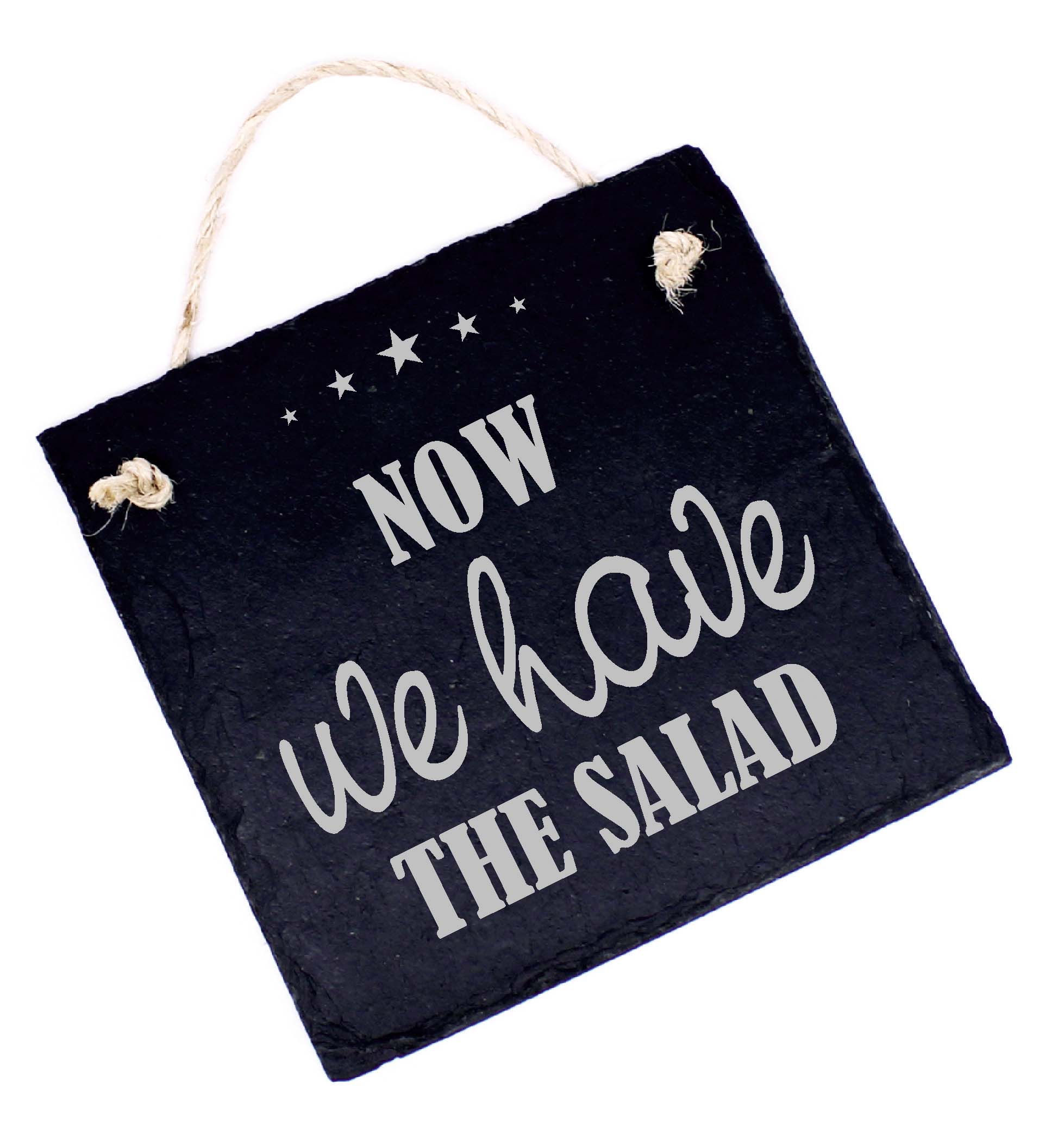 Denglisch Spruch Schild graviert NOW WE HAVE THE SALAD Türschild Schiefer 11x11cm