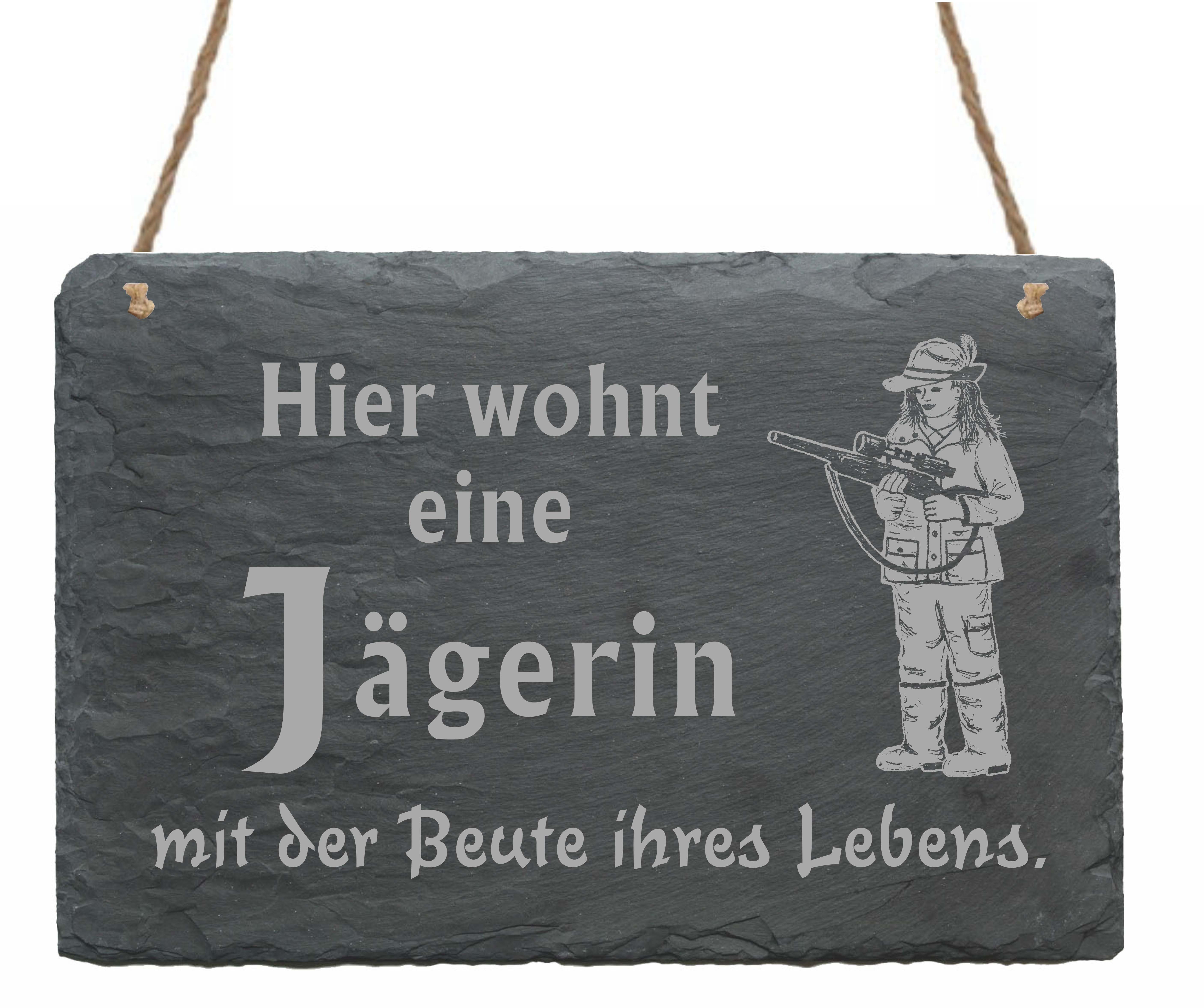 Schiefertafel Hier wohnt eine Jägerin mit der Beute ihres Lebens