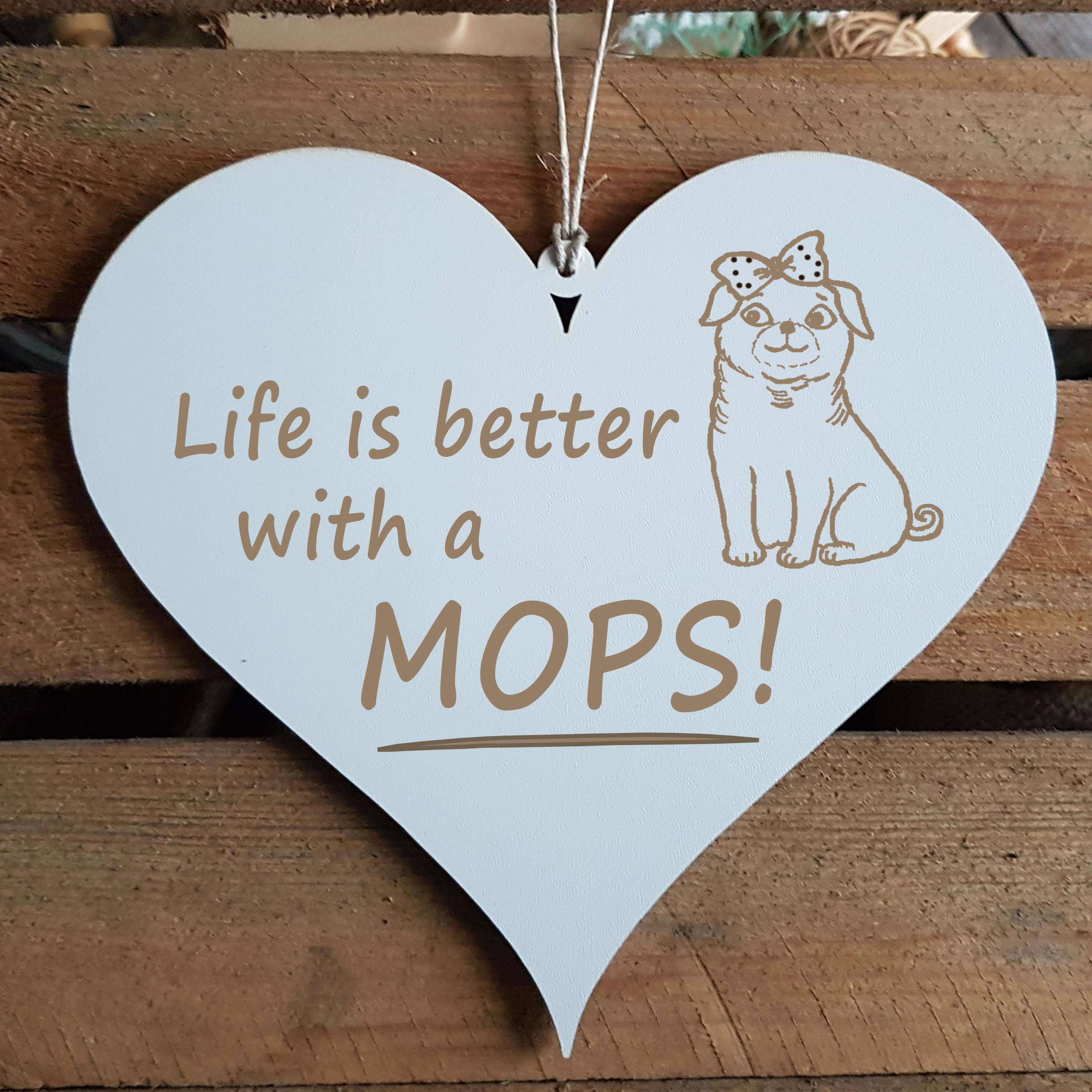Herz Schild « LIFE IS BETTER WITH A MOPS » mit Motiv