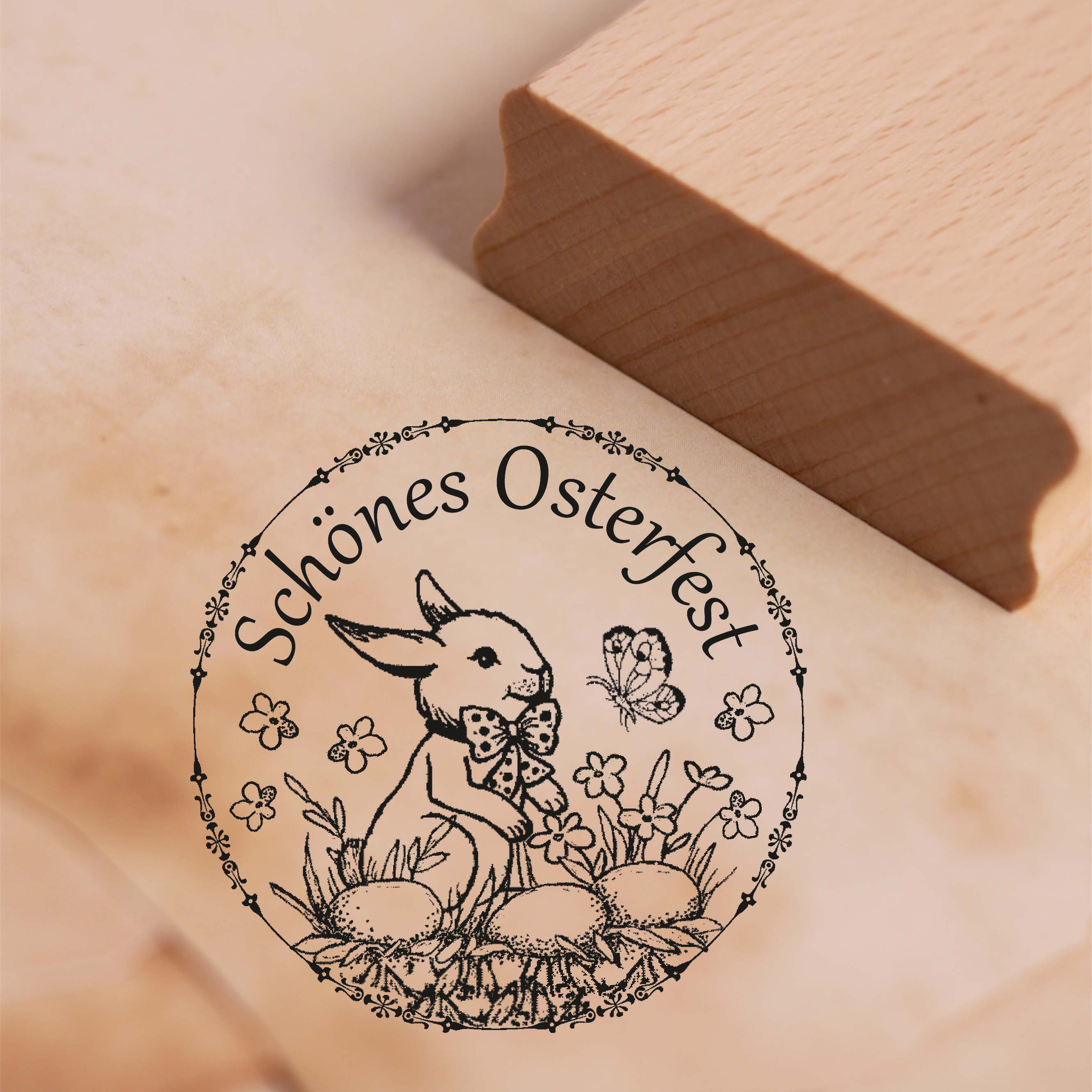 Motivstempel Schönes Osterfest - niedlicher Osterhase auf der Blumenwiese Stempel 48 x 48 mm