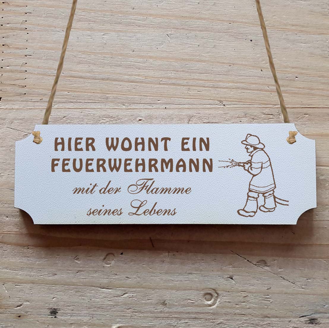Dekoschild « Hier wohnt ein Feuerwehrmann... »