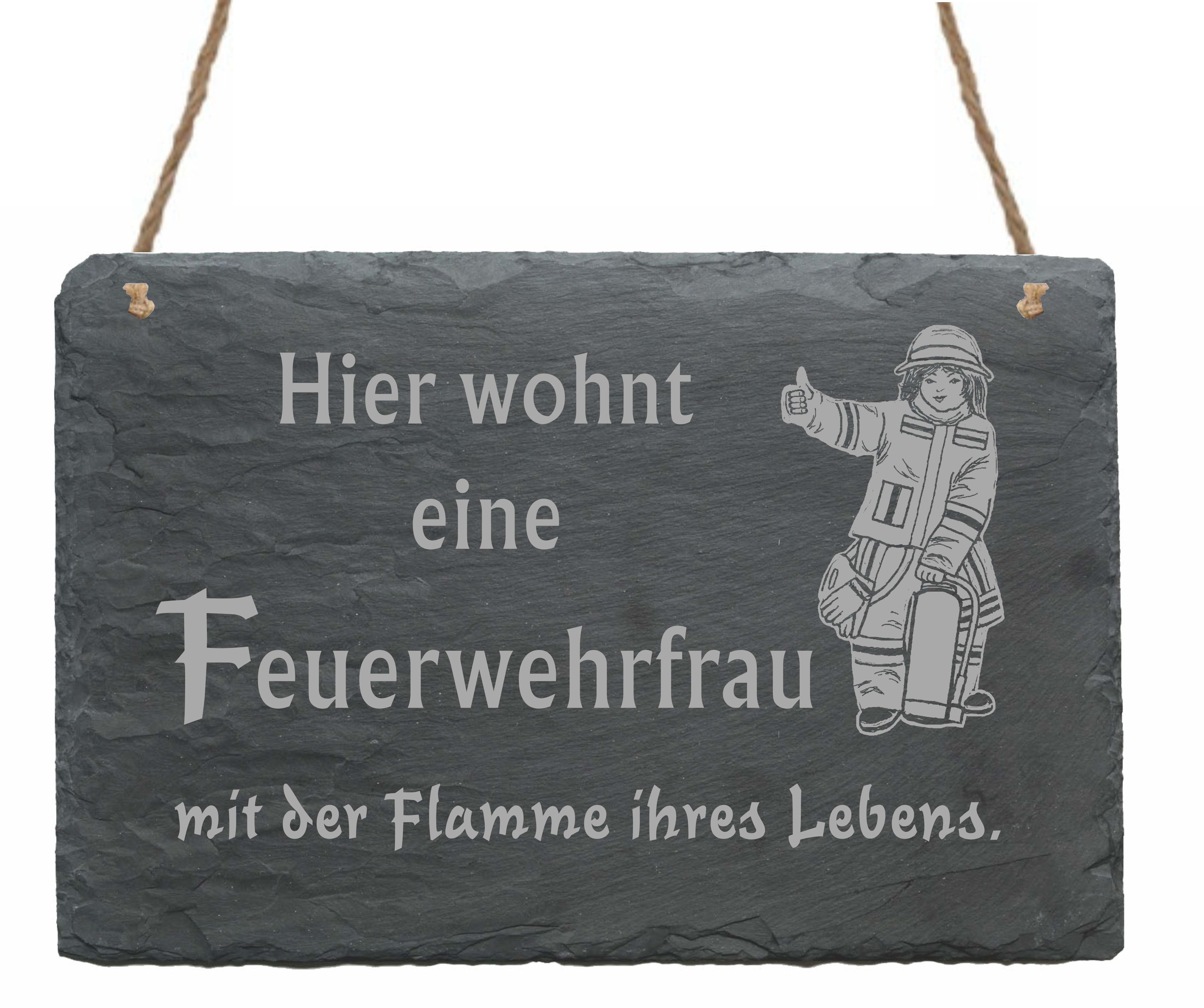Schiefertafel Hier wohnt eine Feuerwehrfrau mit der Flamme ihres Lebens