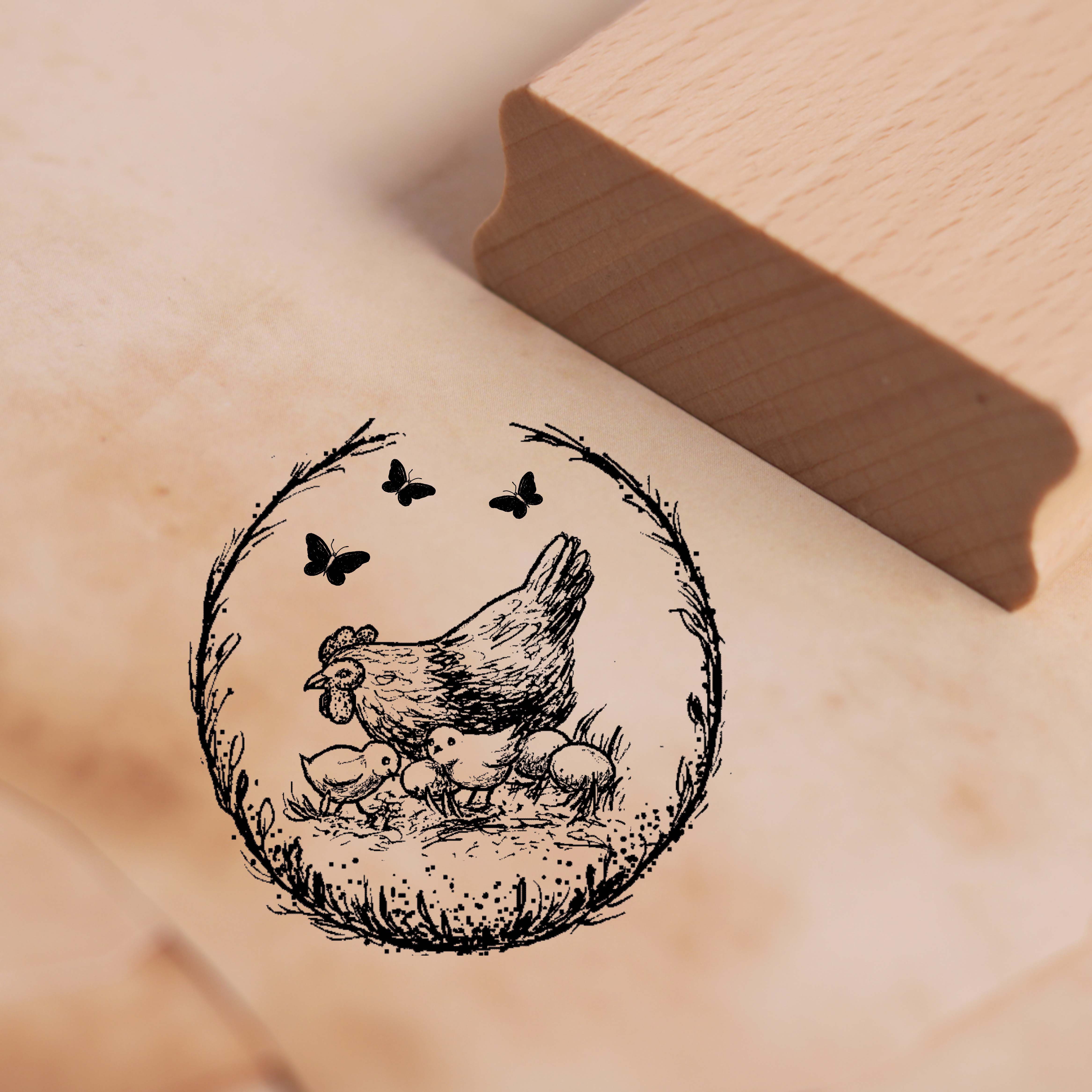 Motivstempel Glucke mit Küken Stempel Kranz Schmetterlinge 48 x 48 mm