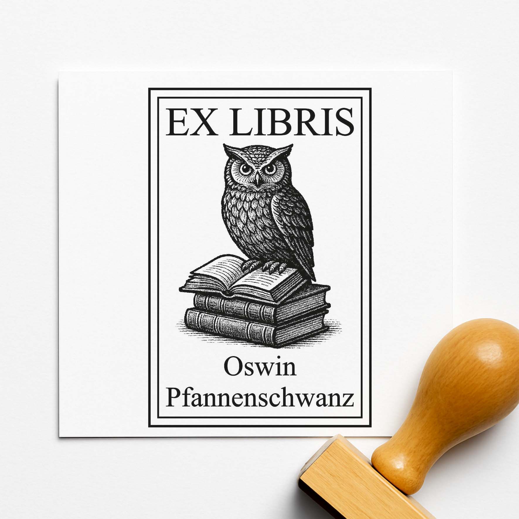 Ex Libris Stempel personalisiert mit Namen Motiv Eule auf Bücherstapel - Bücherstempel individuell - 40 x 60 mm