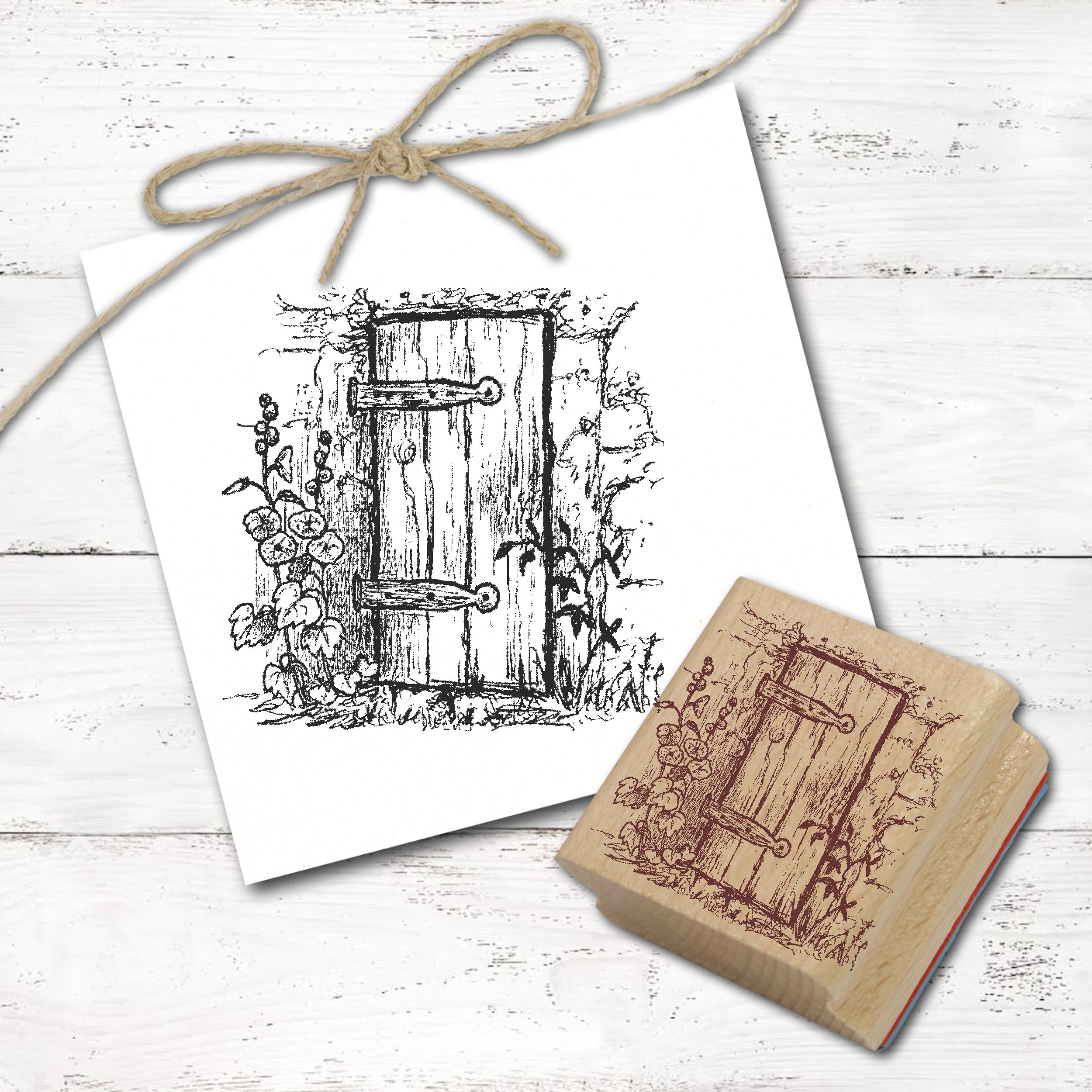 Motivstempel Alte Holztür mit Stockrosen und Mauer - Stempel Holzstempel 68 mm x 68 mm