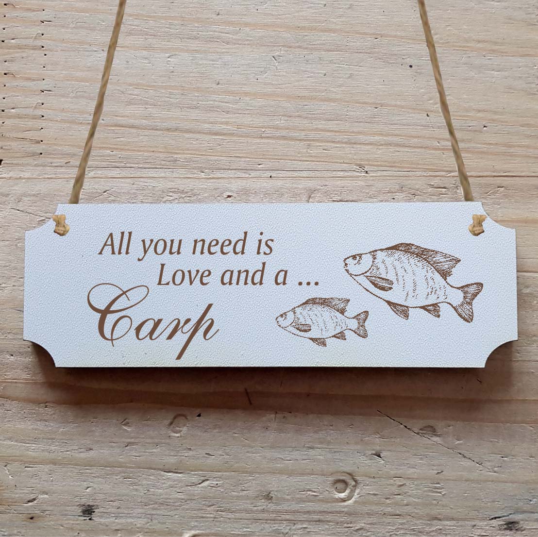 Dekoschild « All you need is Love and a Carp » Karpfen