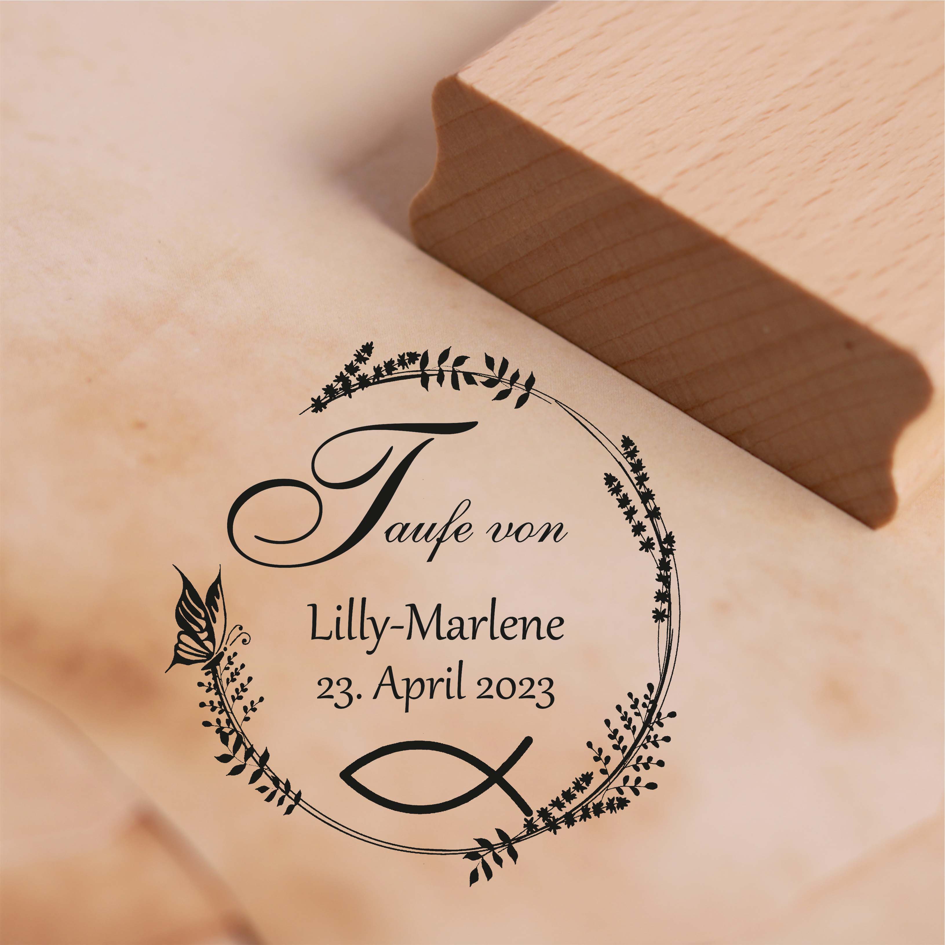 Stempel Taufe von - mit Name und Datum - Motiv Christenfisch Schmetterling Vintage Kranz 38x38