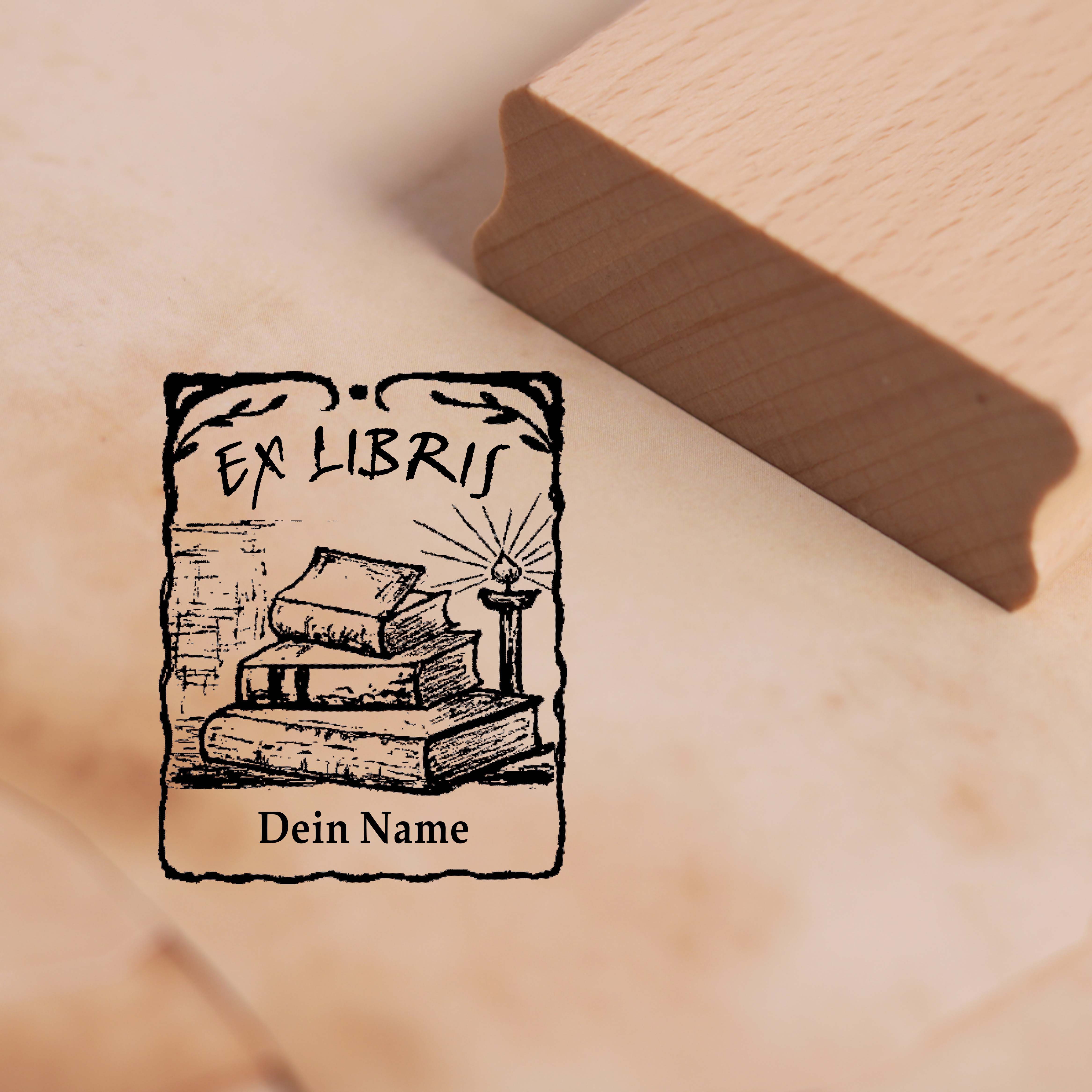 Ex Libris Stempel mit Name - Bücher und Kerze Bücherstapel Exlibris Motivstempel 38 x 48 mm