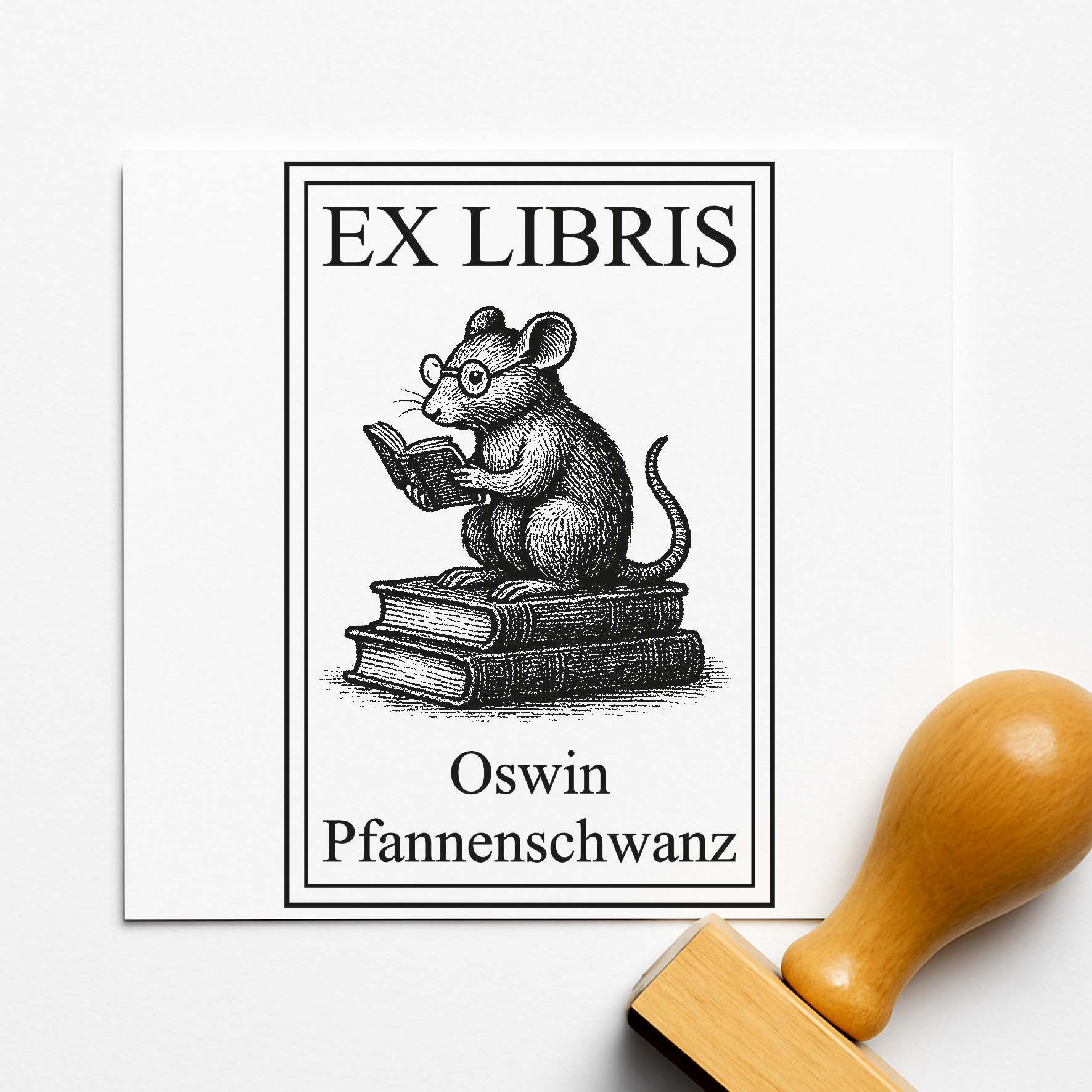 Ex Libris Stempel personalisiert mit Namen Motiv Maus auf Büchern - Bücherstempel individuell - 40 x 60 mm