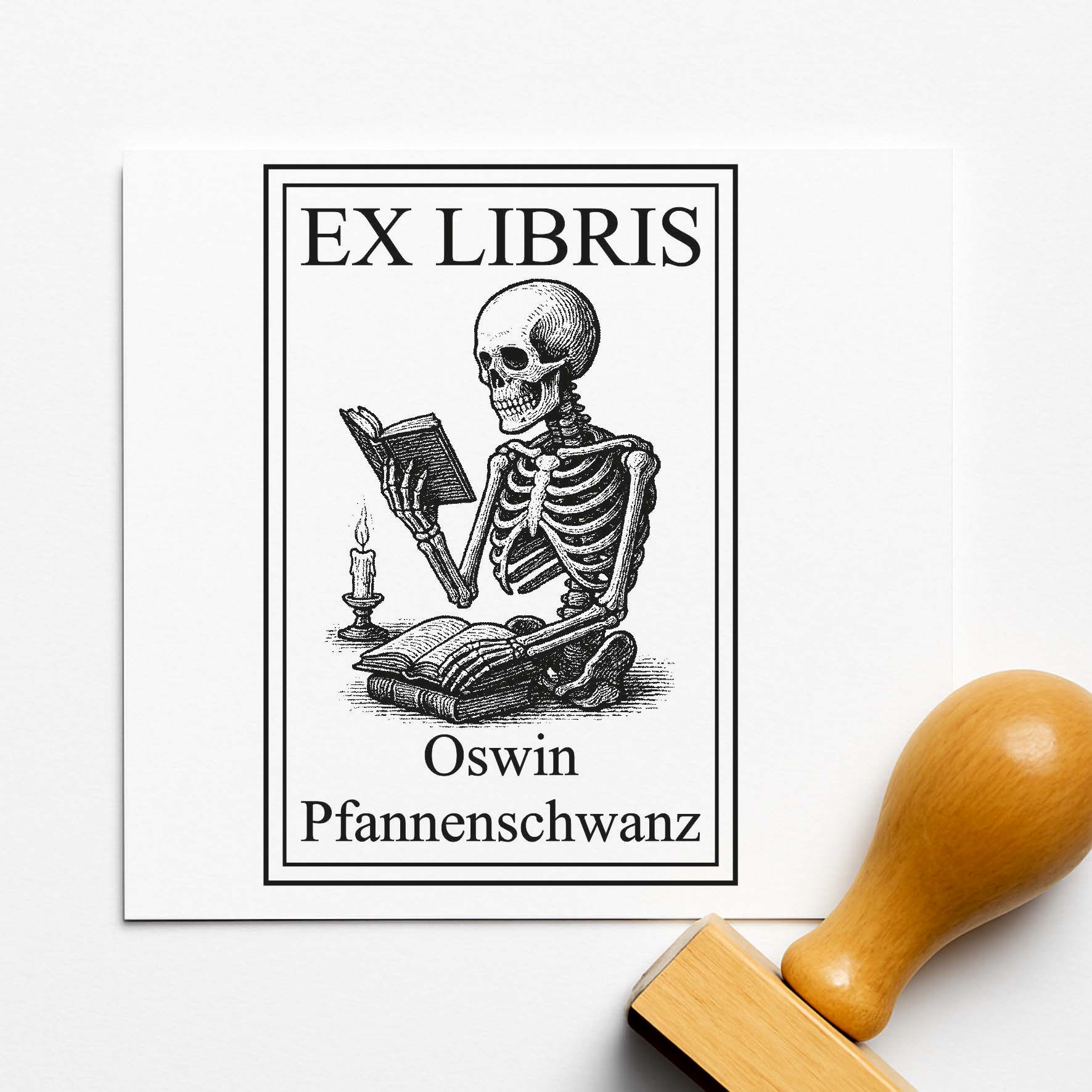 Ex Libris Stempel personalisiert mit Namen Motiv Skelett mit Buch - Bücherstempel individuell - 40 x 60 mm