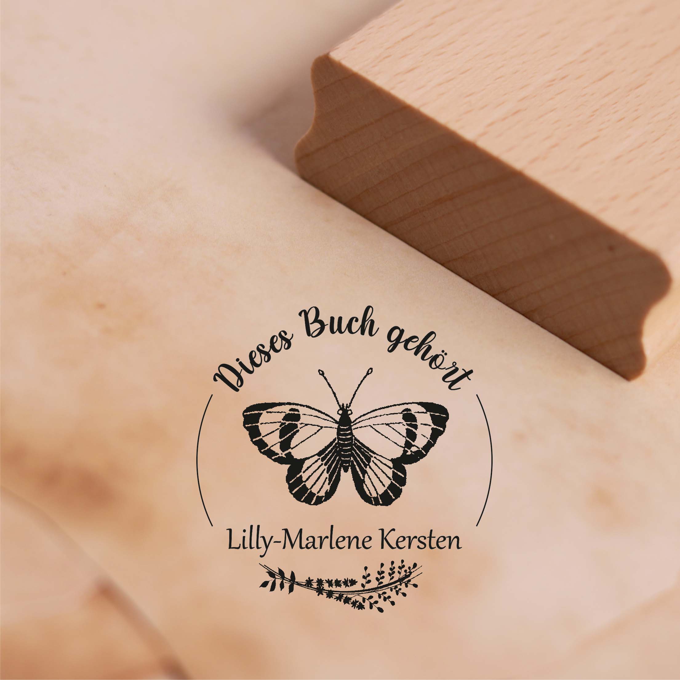 Ex Libris Stempel Dieses Buch gehört mit Name - rund Schmetterling - Exlibris Motivstempel Ø 48 mm