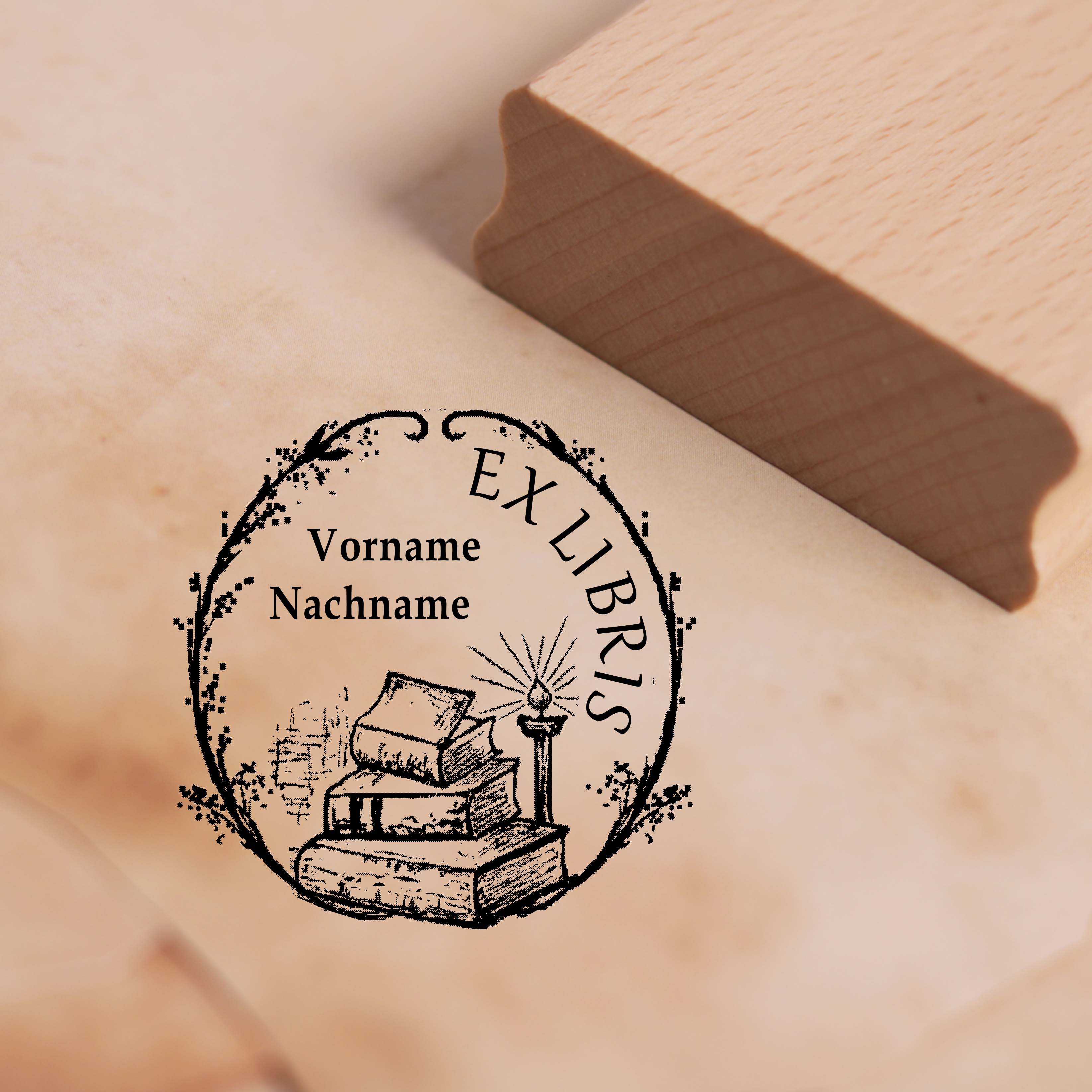 Ex Libris Stempel mit Name - Bücherstapel - Exlibris Motivstempel Ø 48 mm