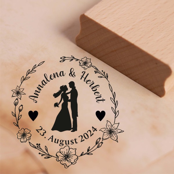 Motivstempel Hochzeit Hochzeitspaar mit Herzen und Blumenkranz Namen + Datum Stempel